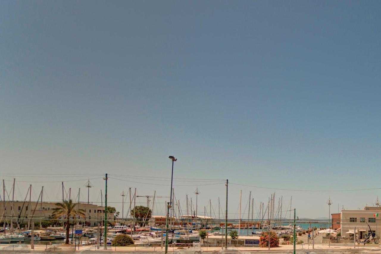 Right House Sur Le Port - Harbour View Apartment Cagliari Bagian luar foto